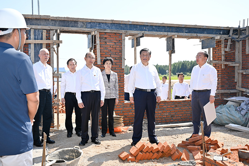 9月6日至8日，中共中央总书记、国家主席、中央军委主席习近平在黑龙江考察。这是7日上午，习近平在遭受洪涝灾害的哈尔滨尚志市老街基乡龙王庙村，察看水毁房屋重建情况。