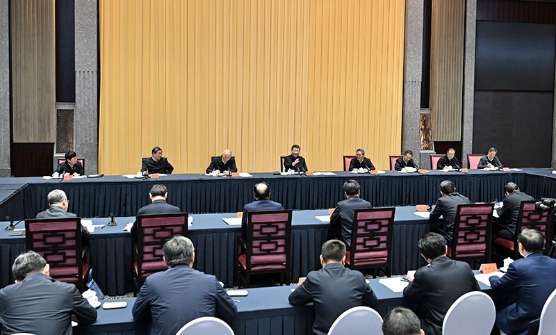 11月30日上午，中共中央总书记、国家主席、中央军委主席习近平在上海主持召开深入推进长三角一体化发展座谈会并发表重要讲话。