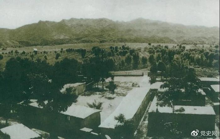 1948年5月，中共中央和人民解放军总部由陕北迁到河北平山县西柏坡。图为中央领导人办公处所俯瞰。